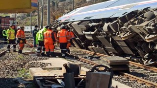 Şiddetli deprem tren vagonlarını devirdi, rayları tahrip etti