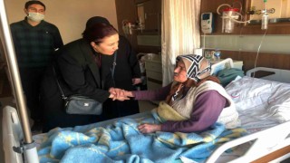 Siirt valisinin eşi Güney Hacıbektaşoğlu, depremzede aileleri yalnız bırakmadı