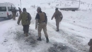 Siirtte kar ve tipide mahsur kalan köy korucuları ve vatandaşlar ekiplerce kurtarıldı