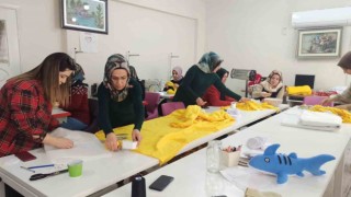 Siirtte üretilen uyku tulumları ve oyuncaklar deprem bölgelerine gönderiliyor
