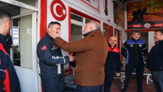 Silpagar, enkazdan 12 kişiyi canlı kurtaran ekibi tek tek kutladı