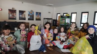 Simavda ortaokul öğrencilerinden depremzede çocuklara oyuncak