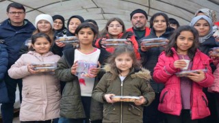 Sındırgılı çocuklar kumbaralarını depremzedeler için kırdı