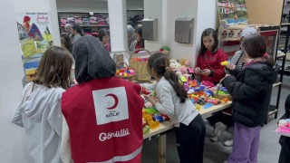 Sındırgılı öğrenciler depremzede çocuklara oyuncaklarını gönderdi