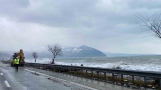 Sinopta 3 metrelik dev dalgalar yola taştı