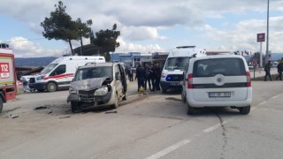 Sinopta iki hafif ticari araç çarpıştı: 10 yaralı
