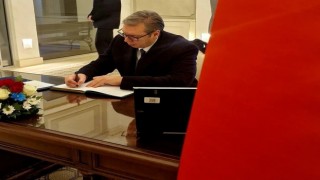 Sırbistan Cumhurbaşkanı Vucic, Türkiyedeki depremzedeler için taziye defterini imzaladı