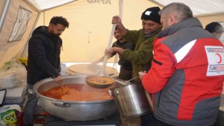 Şırnaklı aile günde 3 bin kişiye yemek hazırlayıp Kızılaya teslim ediyor
