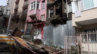 Şişlide 2 katlı metruk bina çöktü