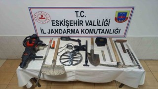 Sit alanında izinsiz kazı yapan şahıslar jandarma tarafından suçüstü yakalandı