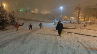 Sitemle sevinci bir arada yaşayan çocukların kar heyecanı güldürdü