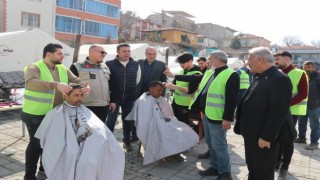 Sivaslı gönüllü kuaförler Doğanşehirde depremzedeleri tıraş etti