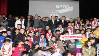 Sivassporda Rıza Çalımbay ve futbolcular depremzede çocuklarla buluştu