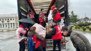 Soğuk havaya rağmen şehrin dört bir yanından yardım toplanıyor