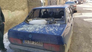 Sorgunda Buz Kütlesi Arabanın Üzerine Düştü