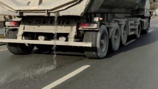 Sultangazide hafriyat kamyonundan dökülen mıcırlar sürücülere zor anlar yaşattı