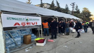Sungurlu Belediyesi, Hatayda 10 bin kişiye sıcak yemek verecek aşevi kurdu