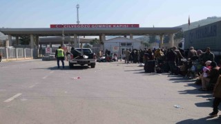 Suriyeliler depremden etkilenen yakınları için memleketlerine gitmeye başladı