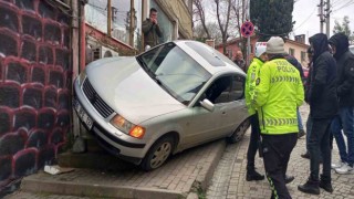 Sürücü el frenini çekmeyi unuttu, facianın eşiğinden dönüldü
