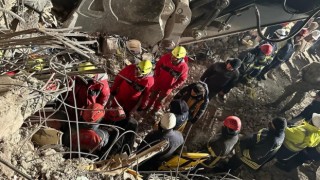 Şuurlu depremzede 102 saat sonra böyle kurtarıldı