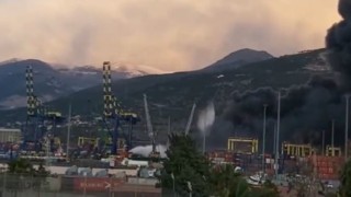 T70 yangın söndürme helikopterinin İskenderun Limanındaki yangına müdahalesi devam ediyor