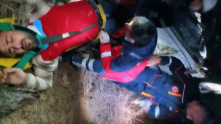 Takla atan araçtan çıkan kız çocuğu yardım istedi: 4 yaralı