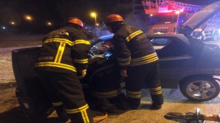 Takla atan otomobilde sıkışan sürücüyü itfaiye kurtardı