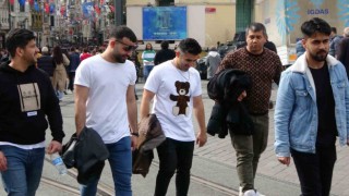 Taksim Meydanı ve İstiklal Caddesinde hafta sonu yoğunluğu