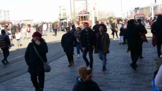 Taksimde dün gece etkili olan kar yağışı bugün yerini güneşe bıraktı