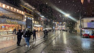 Taksimde yılın ilk karı lapa lapa yağdı