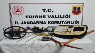 Tarlalarında define aradılar: 4 gözaltı