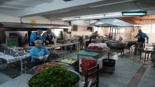Tarsusta depremzedelere her gün 6 bin sıcak yemek
