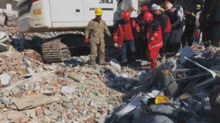 Tatvandan giden komandolar 110. saatte enkazdan bir kişiyi sağ çıkardı