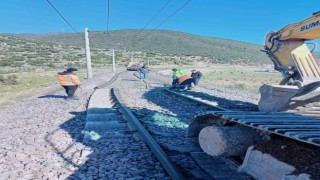 TCDD deprem bölgesinde hasar gören tren raylarını onarım çalışmalarını tamamlıyor