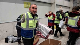 Tek koluyla depremzedelere yardım ediyor