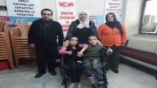 Tek sandalyeye sığmayan engelli kardeşler, çift kişilik sandalyeyle sevindi