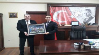 Tekin, Kaymakam Yılmaza Alaplı Belediye Spor Forması hediye etti