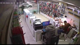 Telefon bataryası bir anda alev aldı