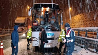 TEMde yolcu otobüsü tıra arkadan çarptı: 5 yaralı