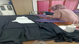 Termalde kursiyerler depremzedeler için eşofman üretiyor