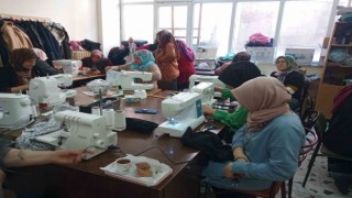 Terzilik kursiyerleri deprem bölgesi için pijama dikiyor