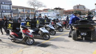 Tıkanan trafikte yaraları motosikletliler sarıyor
