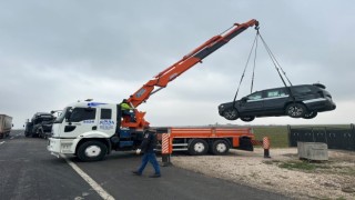 Tır dorsesi devrildi, sıfır iki araç hurdaya döndü