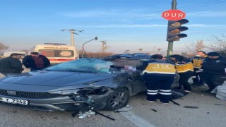 Tıra arkadan çarpan otomobilin kadın sürücüsü hayatını kaybetti