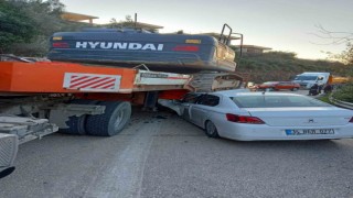 Tırın altına giren araçtan yaralı çıktılar