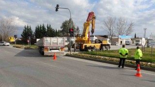 Tırın dorsesi çekiciden ayrıldı, facianın eşiğinden dönüldü