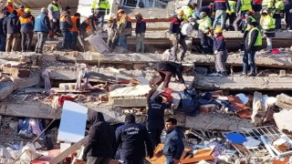 Toroslar Belediyesi ekipleri, Kırıkhanda küçük çocuğu enkazdan sağ olarak kurtardı