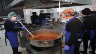 Toroslar Belediyesinden depremzedelere sıcak yemek