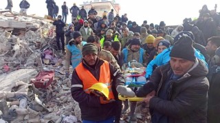 Tosya Belediyesi arama kurtarma ekibi enkaz altından bir depremzedeyi kurtardı