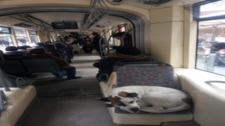 Tramvayda yolculuk ederek soğuktan kaçındılar
